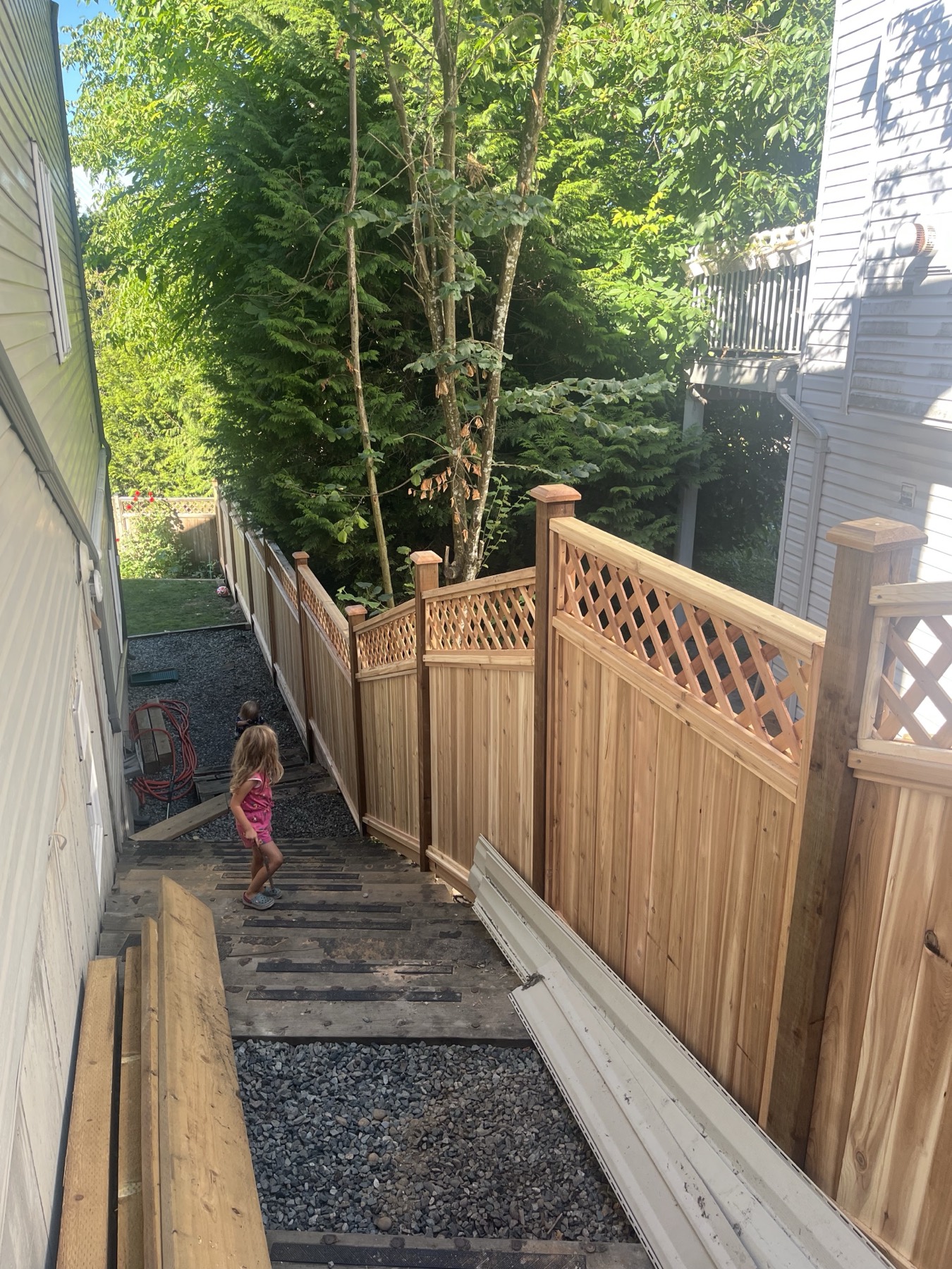 A cedar fence along a narrow side yard